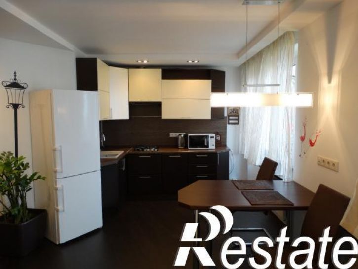 Студия Чкалова, 11