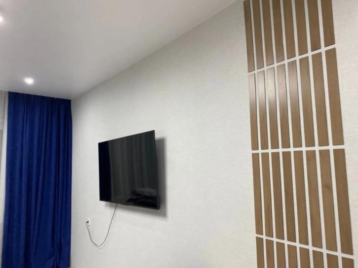 3-комн квартира Короленко, 7