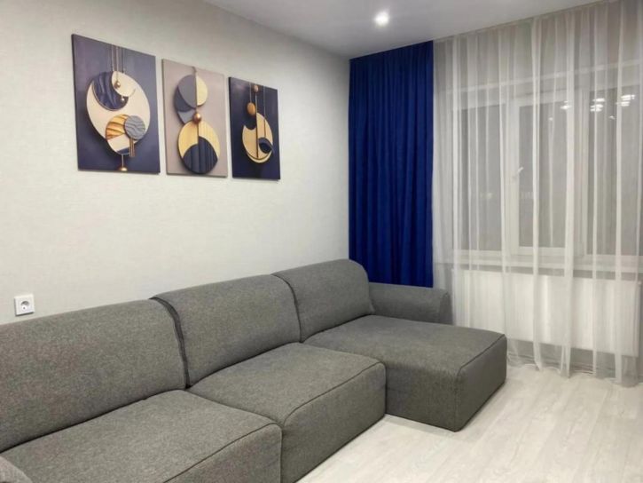 3-комн квартира Короленко, 7